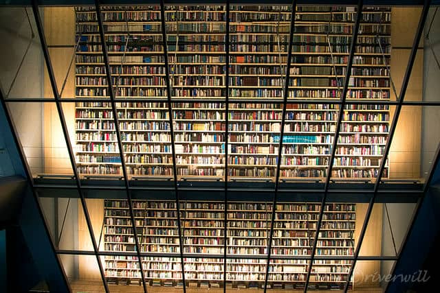 ラトビア国立図書館で有名な「書物の滝」