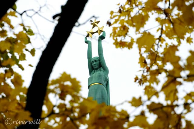 首都リガを象徴する「自由の記念碑」
