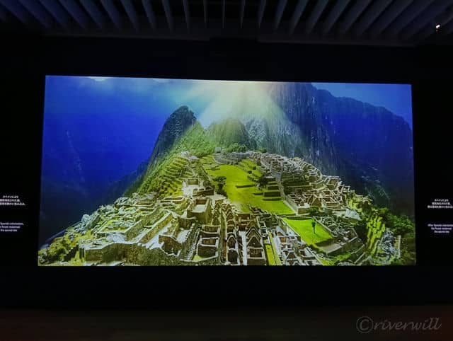 まずは巨大スクリーンで導入ガイダンス