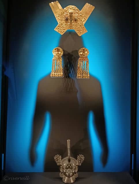  ユニークな人型シルエットの展示作品