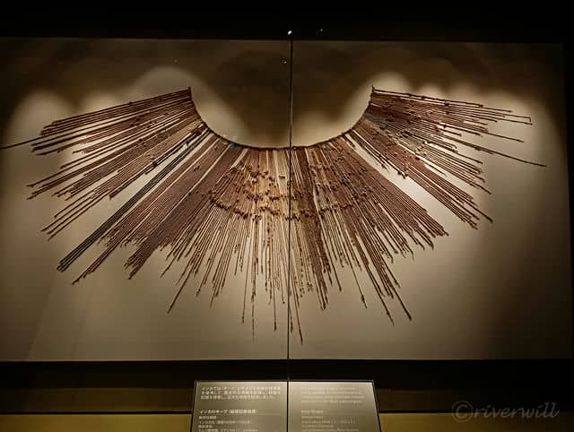 このヒモの長さ、結び目一つ一つに意味があるらしい