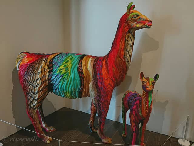 出口に飾られていたレインボーリャマ