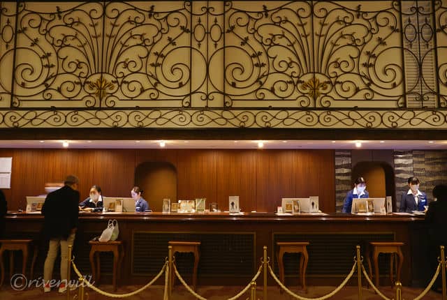  昭和バブル期のゴージャス感あふれるフロント