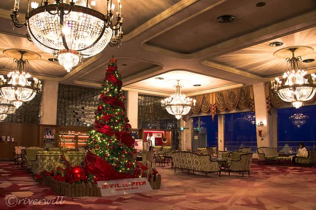 クリスマス仕様できらびやかさに磨きがかかったロビー