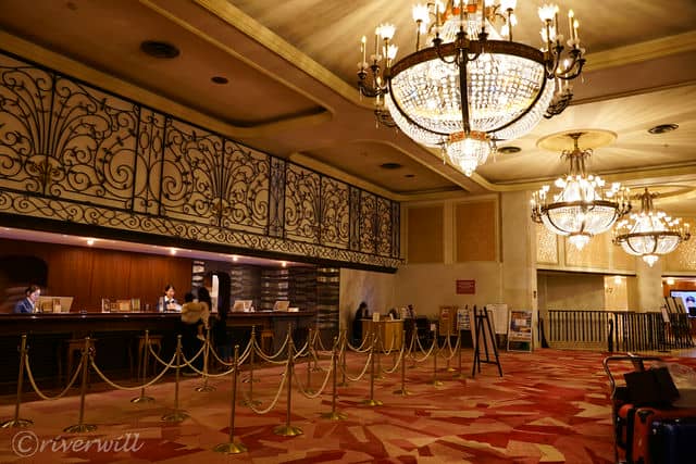 豪華なシャンデリアで迎えられるフロント