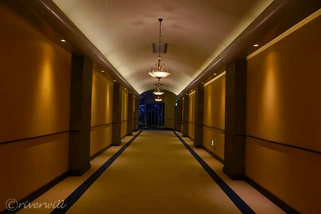 ラウンジへ向かうときの通路