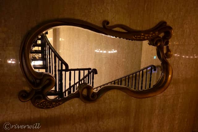 階段踊り場のかっこいい姿見