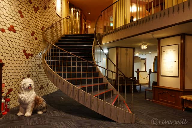 オーシャン・ウイング1階へ続く階段もおしゃれ