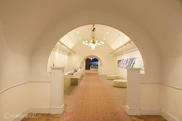 オーシャン・ウイングへの連絡通路へと続く、ホライゾン・ウイングの通路