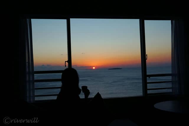 全室オーシャンビューの部屋から朝日を望む