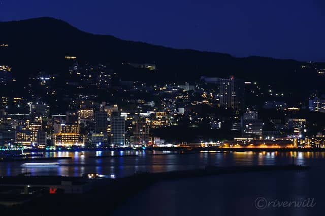 フロント前のテラスから眺める熱海の夜景