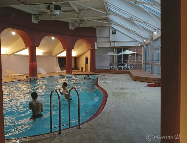 宿泊客は屋内プールも楽しめます