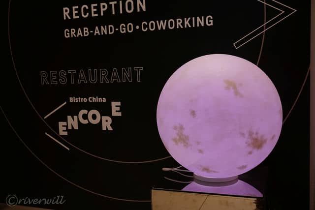 【横浜東急REIホテル】1階エレベーターホールにある月のオブジェ