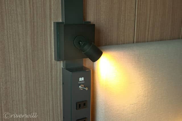 地味にうれしいベッド脇の読書灯とUSB充電口