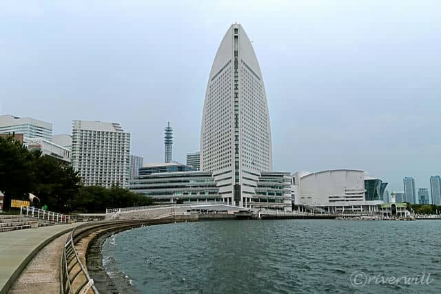 【ヨコハマ グランド インターコンチネンタル ホテル】正面から見たヨコハマ グランド インターコンチネンタル ホテル