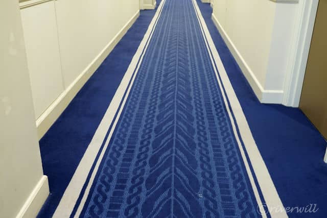 【ヨコハマ グランド インターコンチネンタル ホテル】波を表現したマリンブルーのカーペット