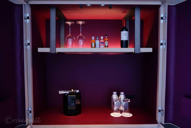 【ヨコハマ グランド インターコンチネンタル ホテル】スイートの部屋に備え付けのおしゃれなプライベートバーBOX