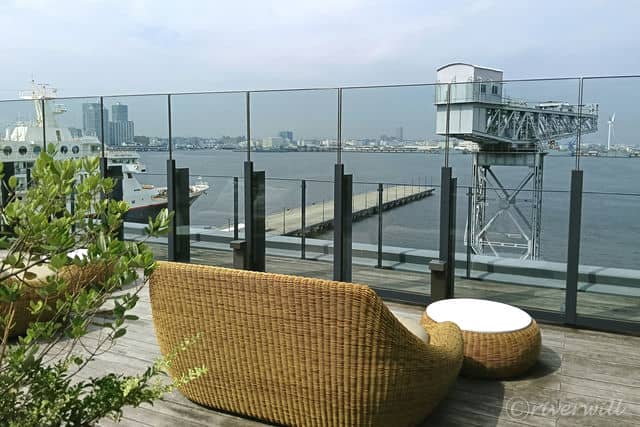 【インターコンチネンタル横浜Pier 8】新港ふ頭のシンボル・ハンマーヘッドクレーンが目の前にある「Rooftop 1859」