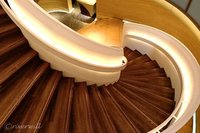 【インターコンチネンタル横浜Pier 8】ロビーを飾るらせん階段を上から