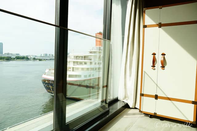 【インターコンチネンタル横浜Pier 8】旅行かばんのかたちをしたプライベートバーBOX