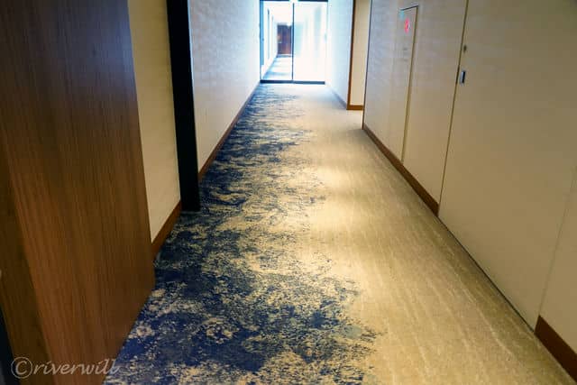 【インターコンチネンタル横浜Pier 8】波を表現した床のカーペット