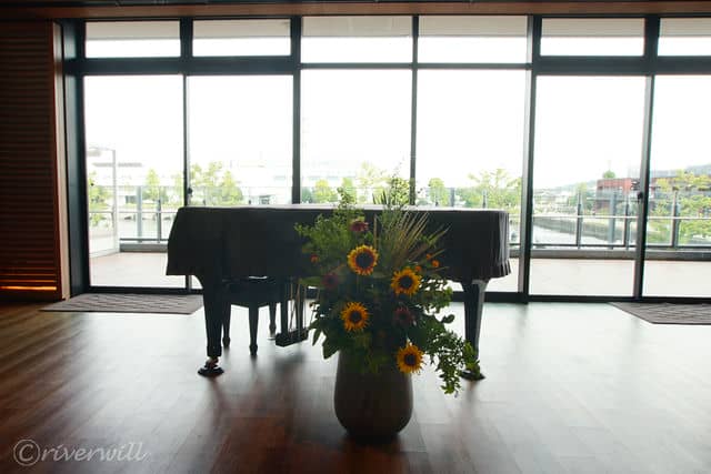 【インターコンチネンタル横浜Pier 8】ロビーの生け花とグランドピアノ