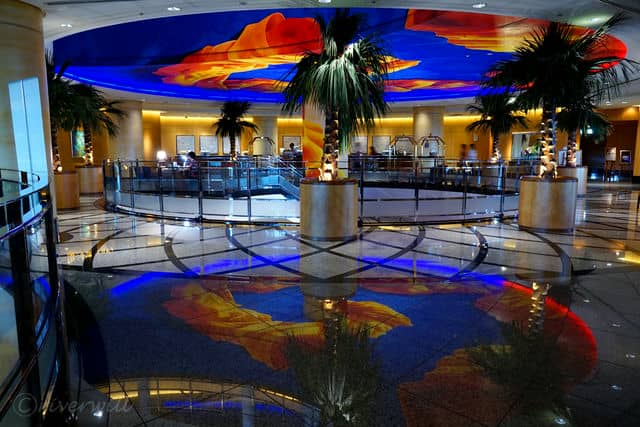 【横浜ベイホテル東急】“大地から沸き出すマグマ”をイメージしたロビーのオブジェ