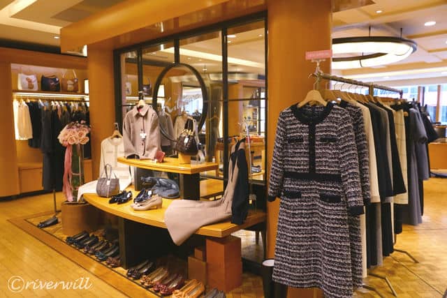 【キタムラ】2階はワニ側製品と服飾フロア