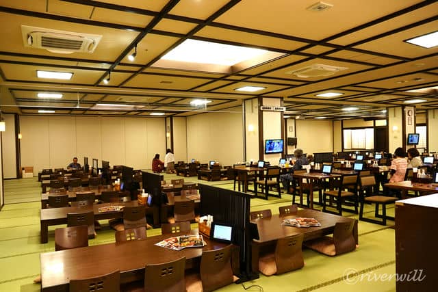 【横浜みなとみらい 万葉倶楽部】とにかく広い「カフェテリア」