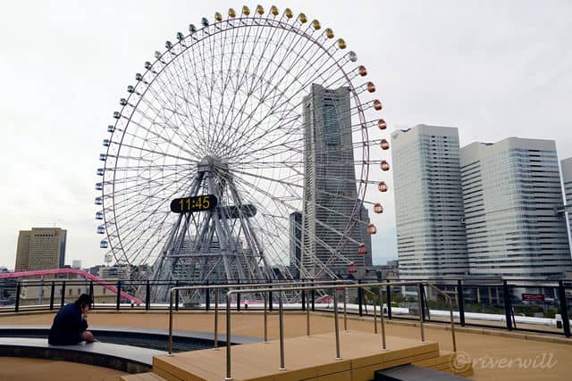 【横浜みなとみらい 万葉倶楽部】迫力の大観覧車を見ながら楽しめる「屋上足湯庭園」