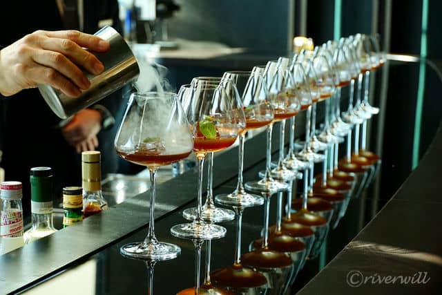 【ザ・プリンスギャラリー 東京紀尾井町】カウンターにズラッと並ぶカクテルグラスが壮観