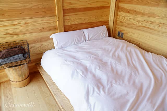 ダブルベッドの寝室（Earthboat Saitama Kawajima)