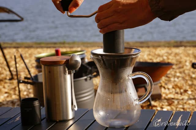 厳選されたコーヒー豆を挽いてコーヒーブレイク（Earthboat Saitama Kawajima)