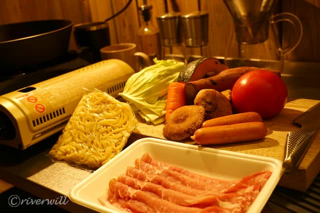 家から持参した食材で焼きそばクッキング（Earthboat Saitama Kawajima)